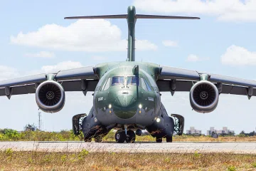 FAB KC-390 sem marcas em voo pousa em Confins