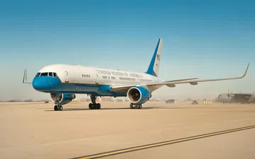 Trump Secretamente Trocou de Avião Durante Viagem