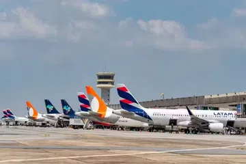 Poder de compra do brasileiro é principal obstáculo para viajar de avião, diz ANAC